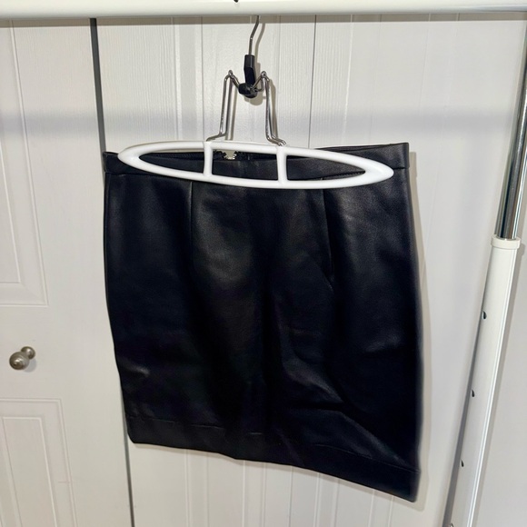 GUESS faux leather black skirt - Picture 2 of 3